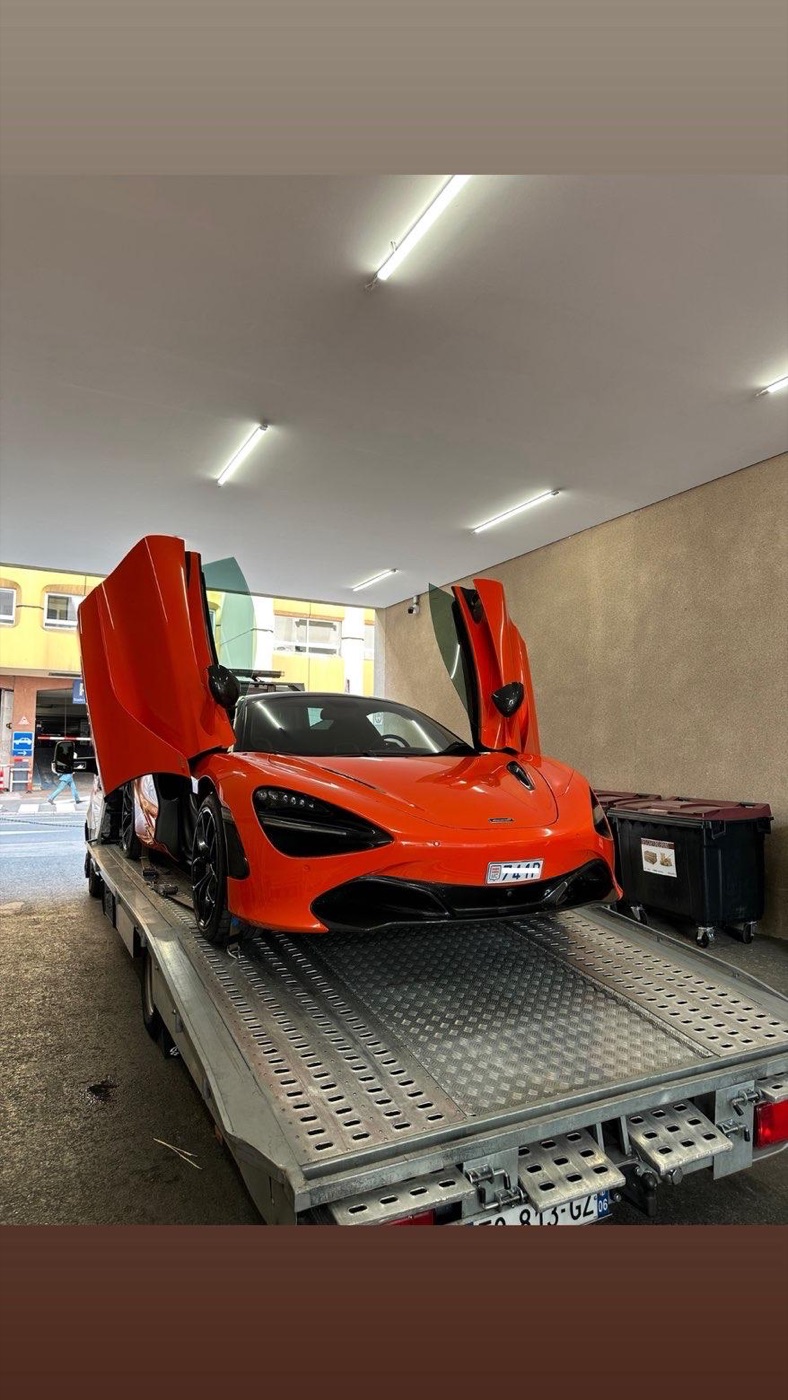 McLaren 720S orange sur le camion plateau de DEPAN'GO, transporteur de véhicules de prestige